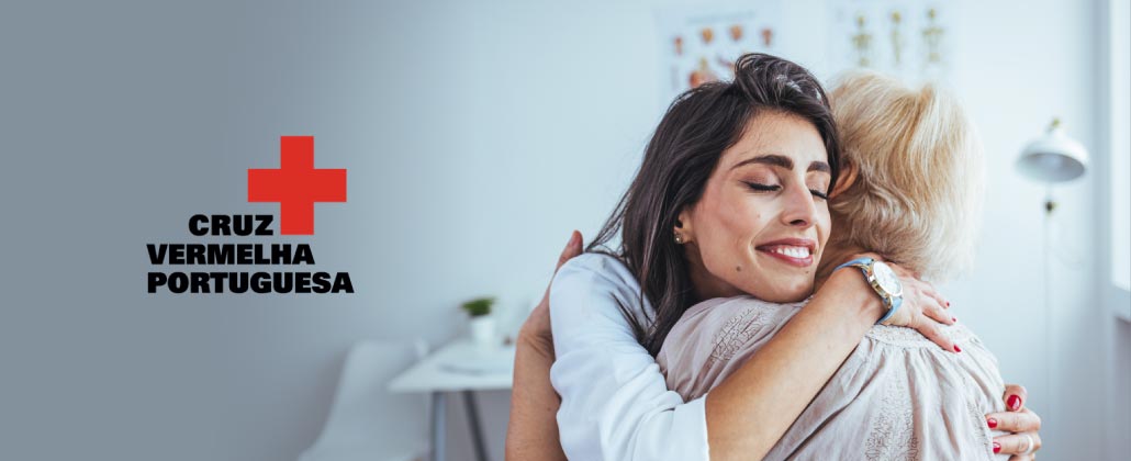 Enfermeiro abraça utente da Cruz Vermelha Portuguesa.